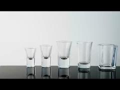 丸い形 と 構造 を 備えた 小さい 酒類 グラス